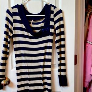 A semi tight dress with blue and three buttons